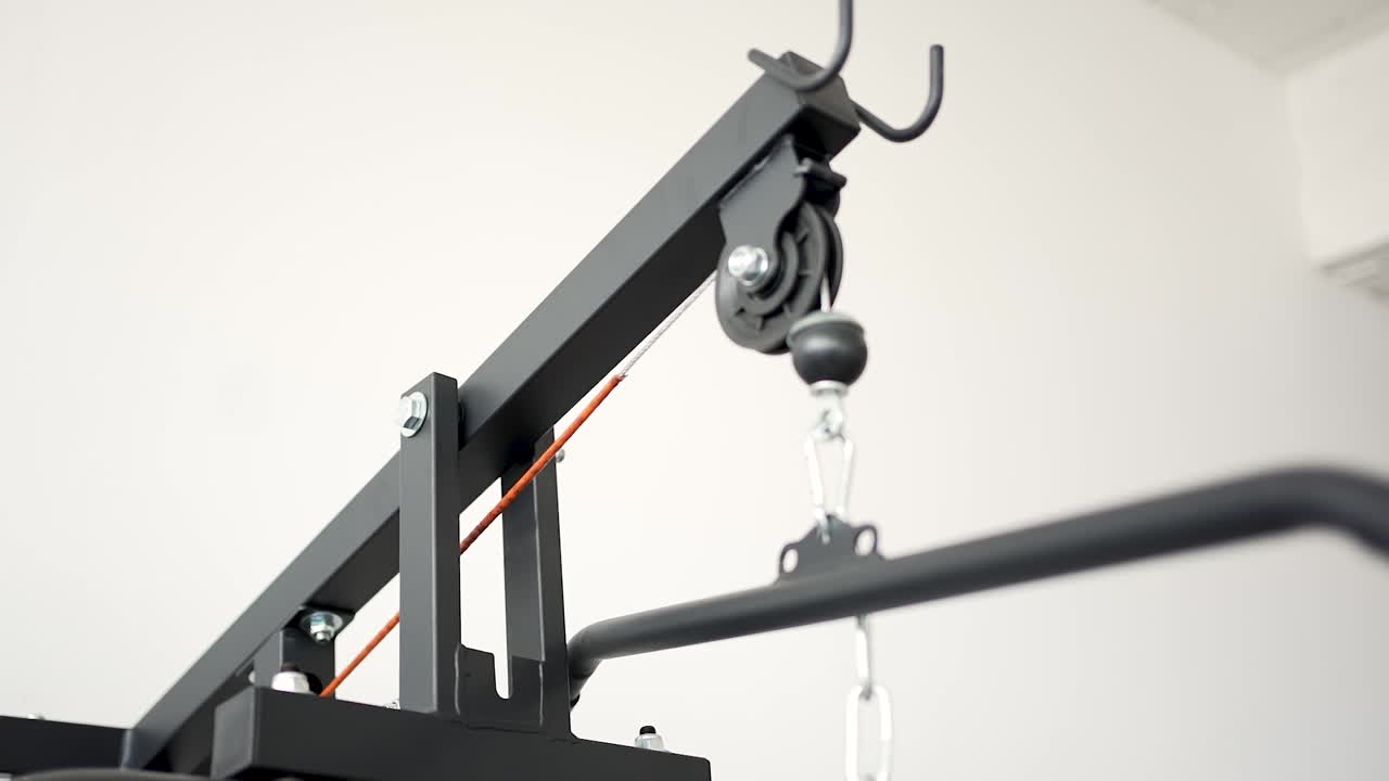 This clip highlights the functionality of a cable pulley system designed for strength training, showcasing its structure and various components. Perfect for home gym setups
