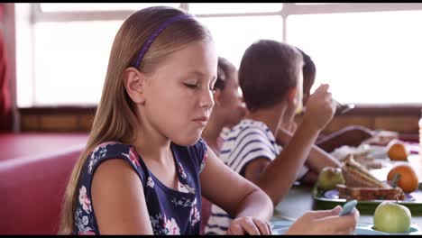 School-kids-having-breakfast