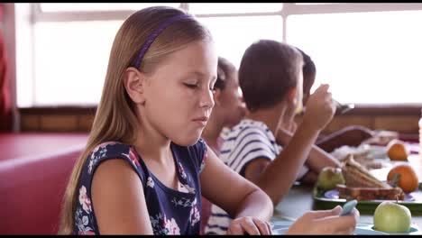 niños de la escuela desayunando