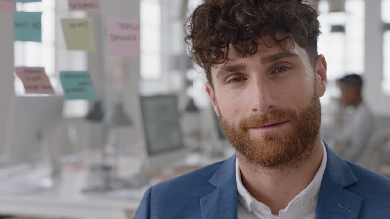 retrato de un hombre de negocios feliz sonriendo disfrutando de una exitosa empresa de nueva creación orgulloso gerente en el espacio de trabajo de la oficina