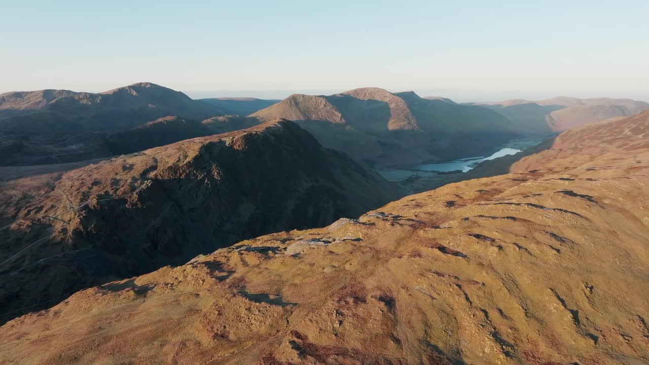 더 넓은 산 공원을 보여주는 높은 느린 도와 함께 이른 아침 빛의 산과 계곡