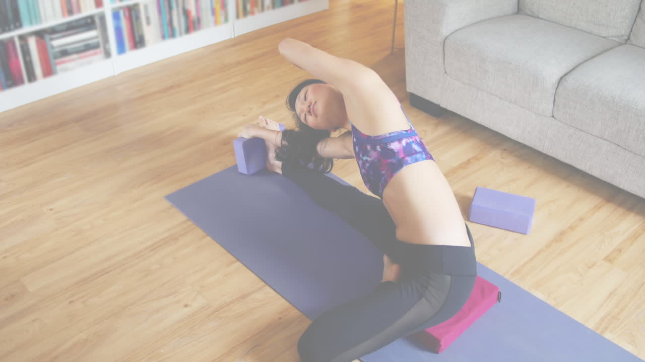 textos de concepto de covid-19 contra mujeres que realizan ejercicios de estiramiento