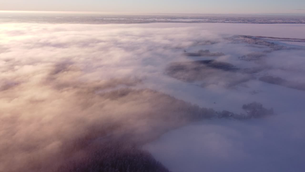 volando sobre nubes de niebla y bosques estacionales cubiertos de escarcha a la luz del amanecer