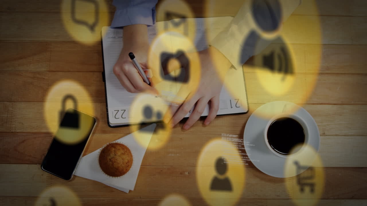 animación del procesamiento de datos e íconos sobre la escritura de las manos