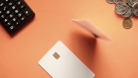 calculadora, tarjetas de crédito y dinero