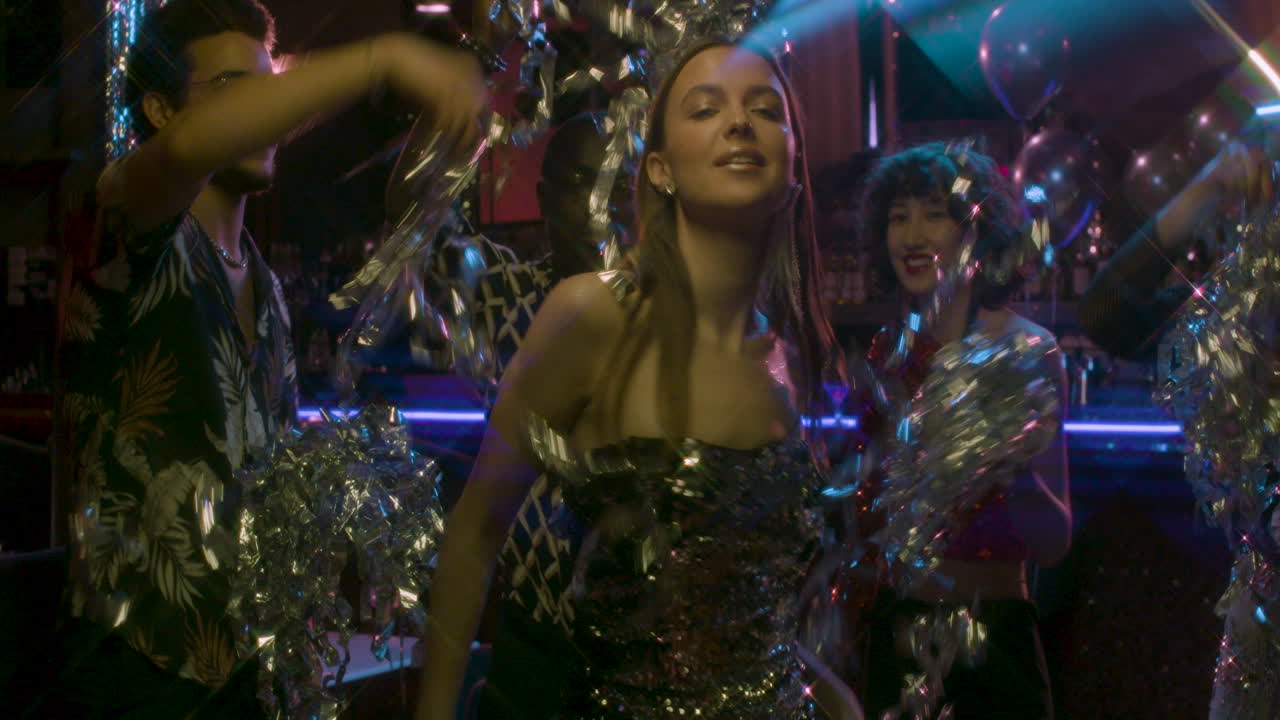 amigos divirtiéndose en una fiesta de año nuevo.