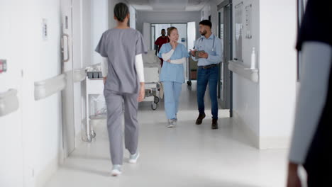 medizinische fachkräfte gehen durch krankenhauskorridore