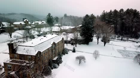 Nieve-En-El-Campus-De-Lees-Mcrae-En-Banner-Elk-Carolina-Del-Norte,-Banner-Elk-Carolina-Del-Norte