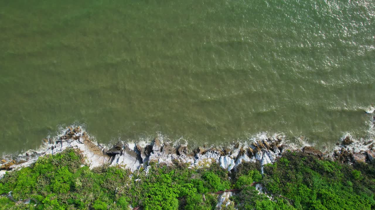 아름다운 바다 파도에 대한 4k 공중 드론 뷰, 바다를 날아다니는.