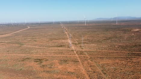 Luftdrohne-Szenische-Aufnahme-Von-Landschaft-Stromleitungen-Windkraftanlagen-Solarenergiepark-Trockenes-Outback-Gelände-Port-Augusta-Reisetourismus-Adelaide-Südaustralien-4k