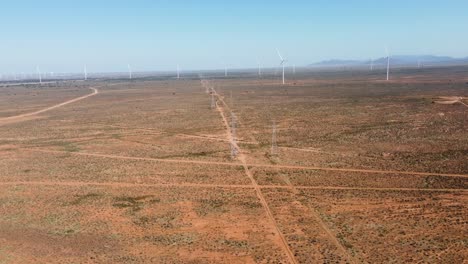 Drone-Aéreo-Toma-Escénica-Del-Paisaje-Líneas-Eléctricas-Turbinas-Eólicas-Energía-Solar-Parque-Seco-Interior-Terreno-Puerto-Augusta-Viajes-Turismo-Adelaida-Sur-De-Australia-4k