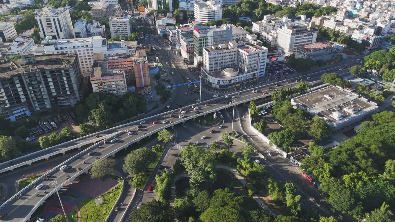 Un video aereo di Mount Road a Chennai, il cavalcavia Anna Salai, al mattino offrirebbe una vista mozzafiato del vivace paesaggio urbano della città. Cavalcavia Gemini, quartiere centrale degli affari di Chennai
