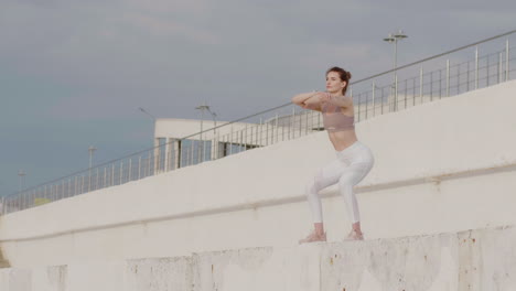 Mujer-Caucásica-Haciendo-Deporte-Al-Aire-Libre.