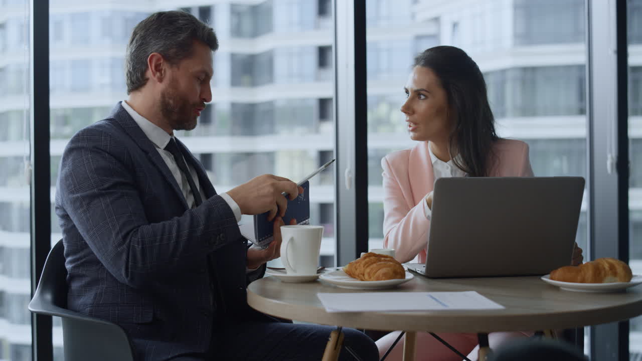 equipo ejecutivo confiado trabajando