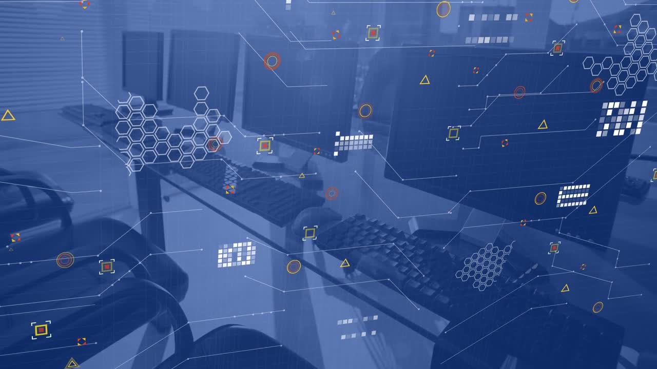 빈 사무실의 책상에서 컴퓨터를 통해 데이터를 처리하는 것