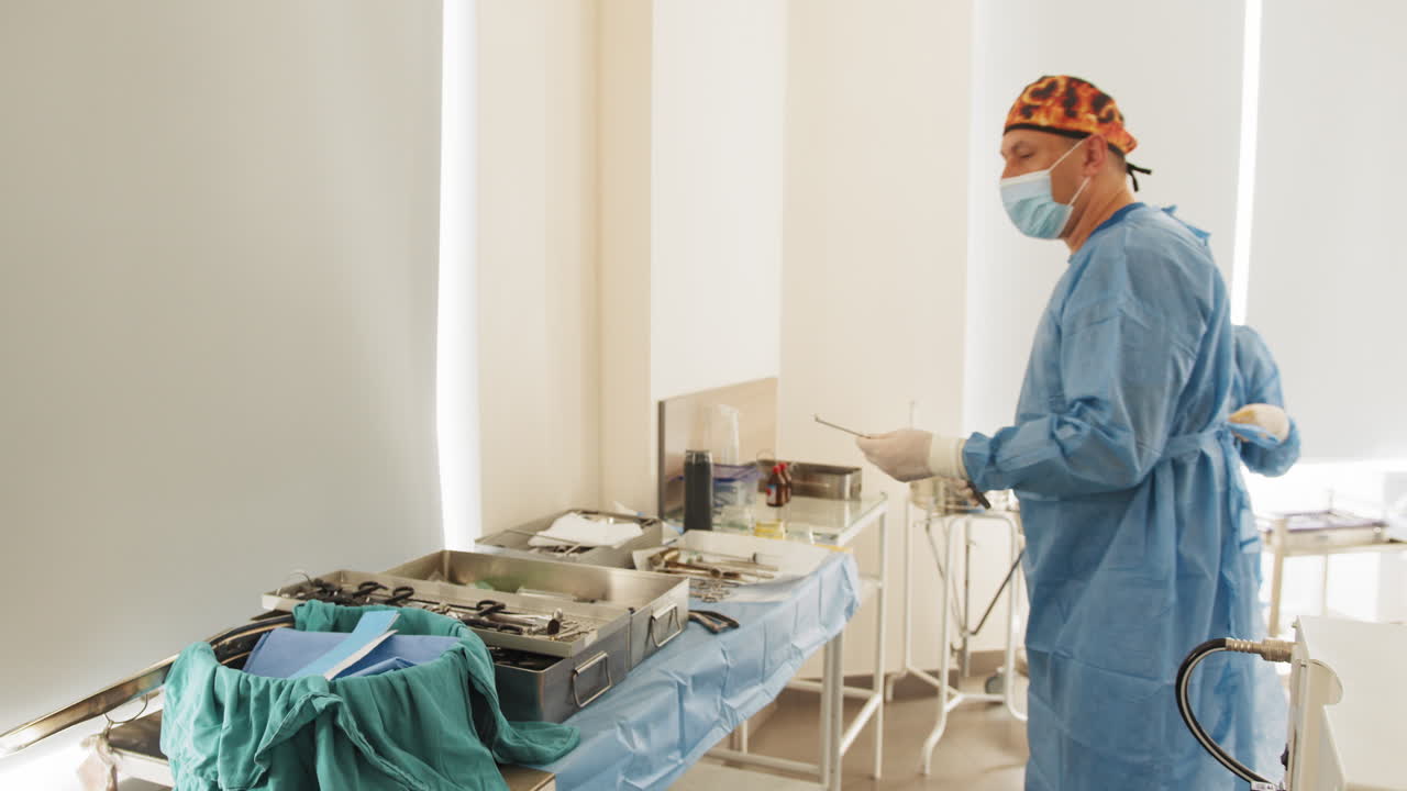 cirujanos que se preparan para la cirugía