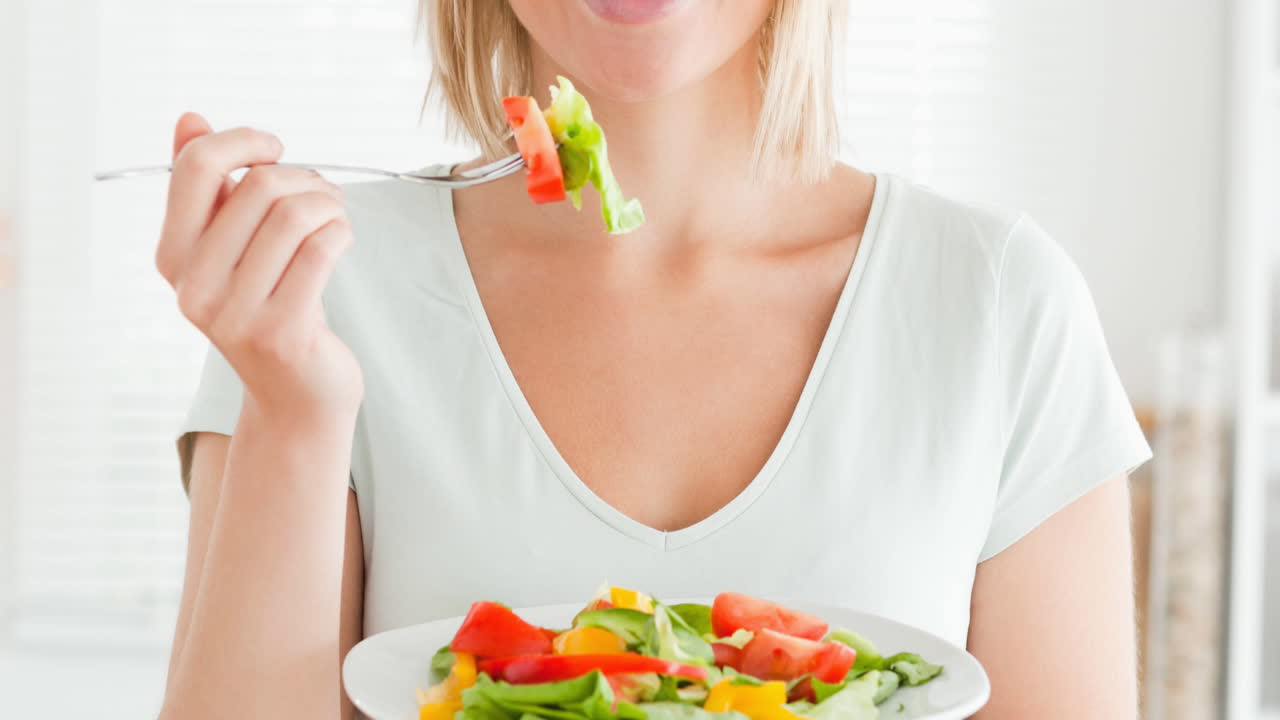 부 ⁇ 에서 채소  ⁇ 러드를 먹는 백인 여성의 애니메이션