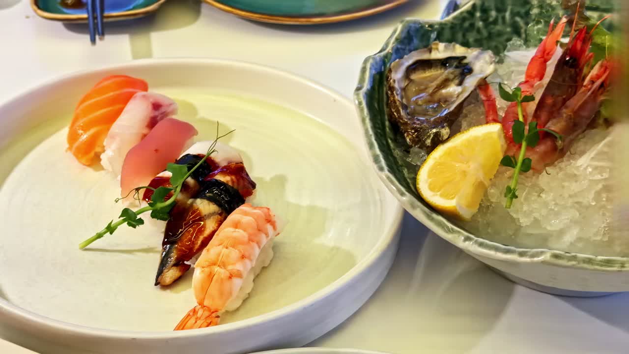アジア料理レストランで提供される巻き寿司と氷の上に置かれたカキ。クローズアップ。