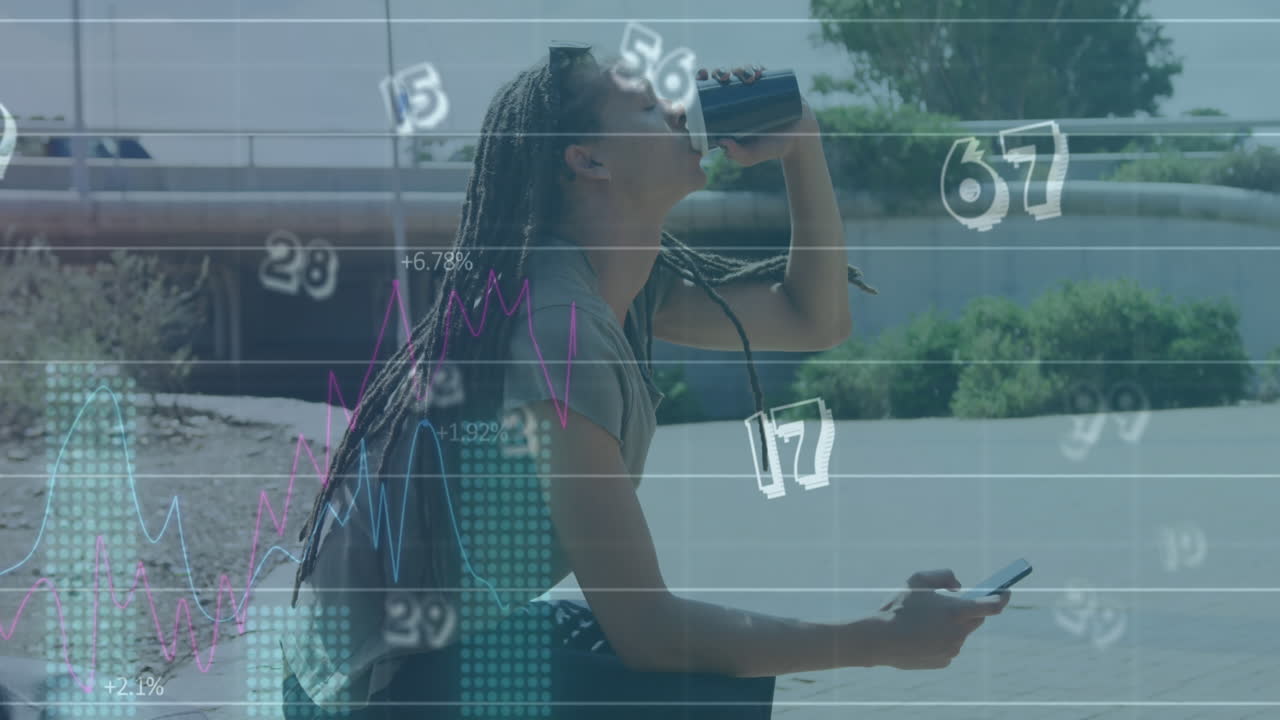 animación de procesamiento de datos estadísticos sobre una mujer biracial bebiendo café en la calle