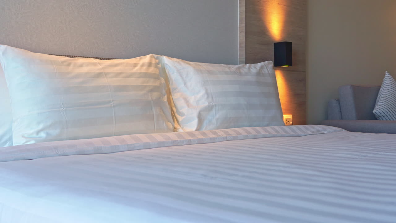 panorámica a través de una cama de hotel resort de lujo