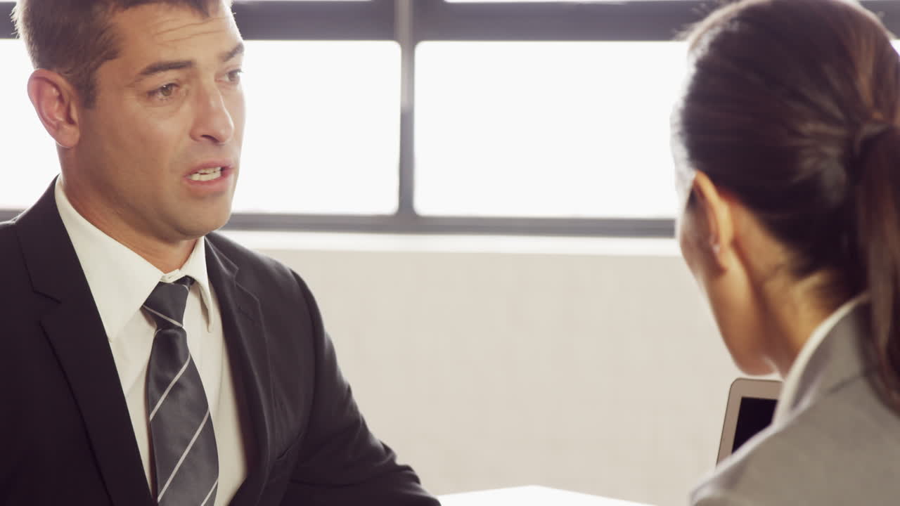 노트북을 보면서 함께 일하는 심각한 사업가들