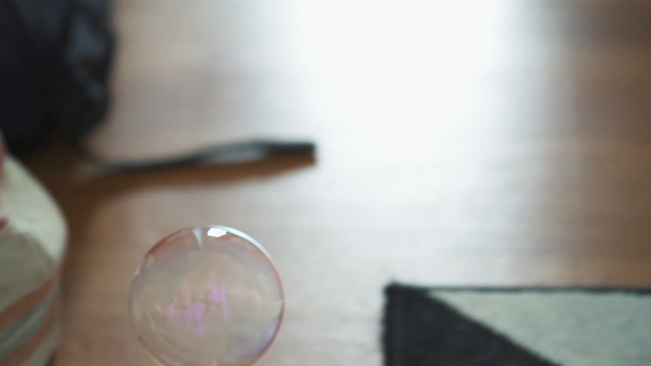 cámara lenta de explosión de pompas de jabón