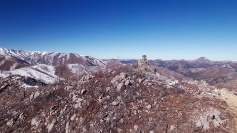 Pull-back-drone-shot-of-Monjeau-Peak-in-New-Mexico-on-a-sunny-day