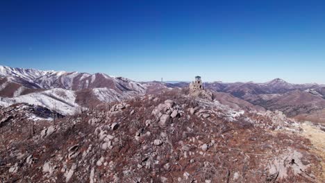tire hacia atrás de la foto del dron del pico monjeau en nuevo méxico en un día soleado