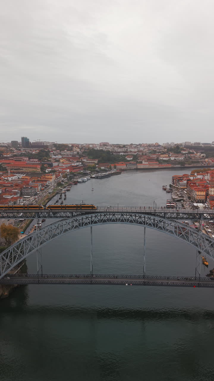 Tram che attraversa il Ponte Dom Luís I sul fiume Douro a Porto.