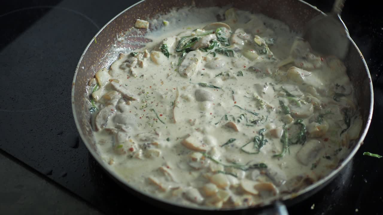 salsa de setas y espinacas cremosa