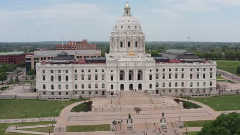 Close-up-dolly-panning-shot-of-the-Minnesota-State-Capitol-building-in-Saint-Paul,-Minnesota