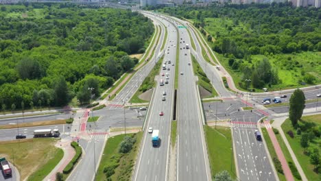 vista superior de la carretera de la autopista. clip. autopista con tráfico en el bosque. autopista suburbana con automóviles y camiones. viajes y transporte. vista aérea