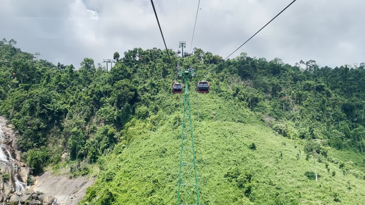 вид из окна канатной дороги, поднимающейся на холм, на холмах ба на, вьетнам