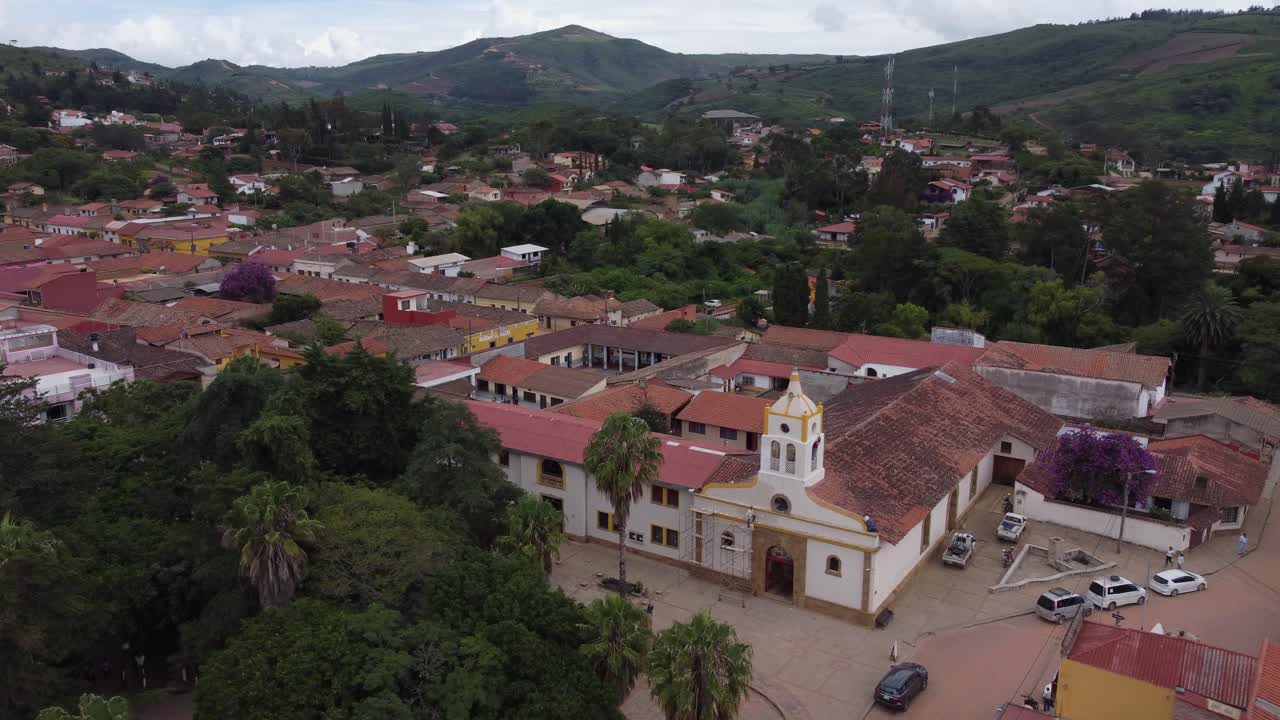 hombres trabajan en la fachada de nuestra iglesia de candelaria, samaipata, bolivia