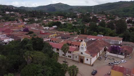 Los-Hombres-Trabajan-En-La-Fachada-De-Nuestra-Iglesia-Cargada-De-Candelaria,-Samaipata-Bolivia