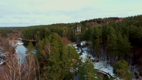 Luftaufnahme-Von-Anyksciai-Laju-Takas,-Einem-Baumwipfelpfadkomplex-Mit-Einem-Gehweg,-Einem-Informationszentrum-Und-Einem-Aussichtsturm,-Gelegen-In-Anyksciai,-Litauen,-In-Der-Nähe-Des-Flusses-Sventoji