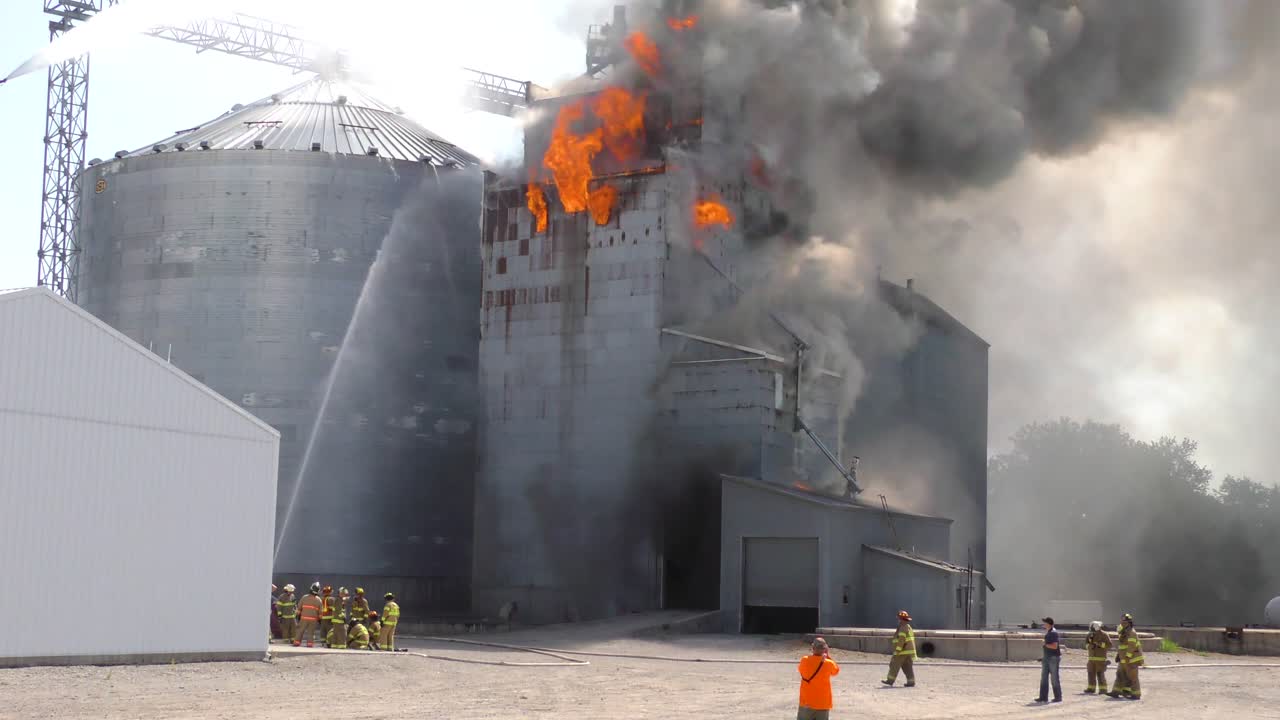 un gran incendio industrial en una instalación de almacenamiento de silos de granos en una granja en iowa