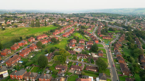 Sumérgete-En-El-Encanto-De-La-Finca-Municipal-De-Dewsbury-Moore-A-Través-De-Impresionantes-Imágenes-Tomadas-Con-Drones,-Destacando-Las-Famosas-Viviendas-Urbanas,-Las-Casas-Adosadas-De-Ladrillo-Rojo-Y-El-Encanto-Industrial-De-Yorkshire.