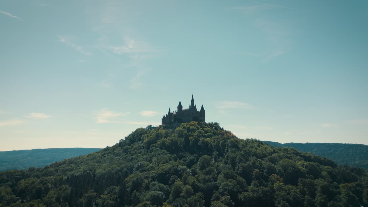 impresionante vista del castillo en la cima de la colina en el monte hohenzollern, alemania