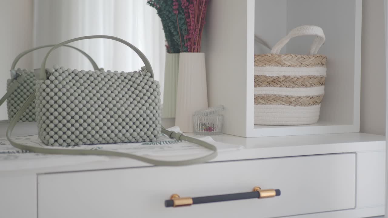 드레서 에 있는 초록색 구슬 가방