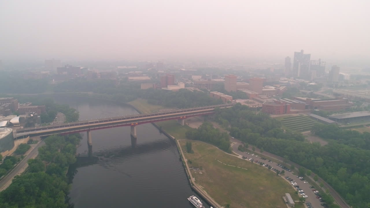 aerial, el campus de la universidad de minnesota oscurecido por el espeso humo de los incendios forestales