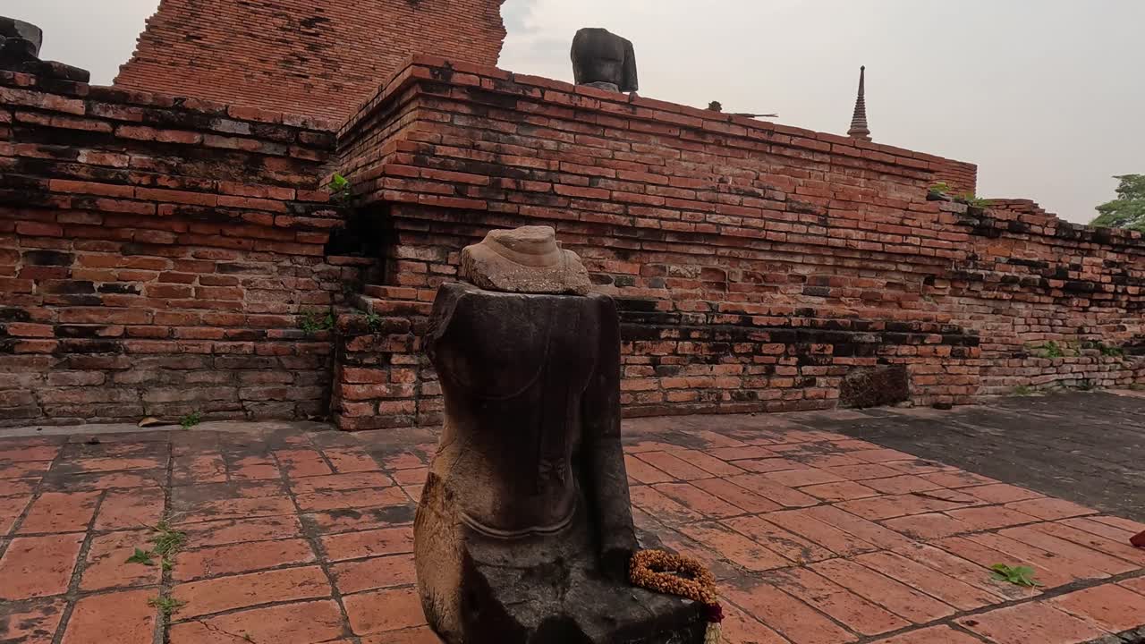 time-lapse de las estatuas de buda en las ruinas
