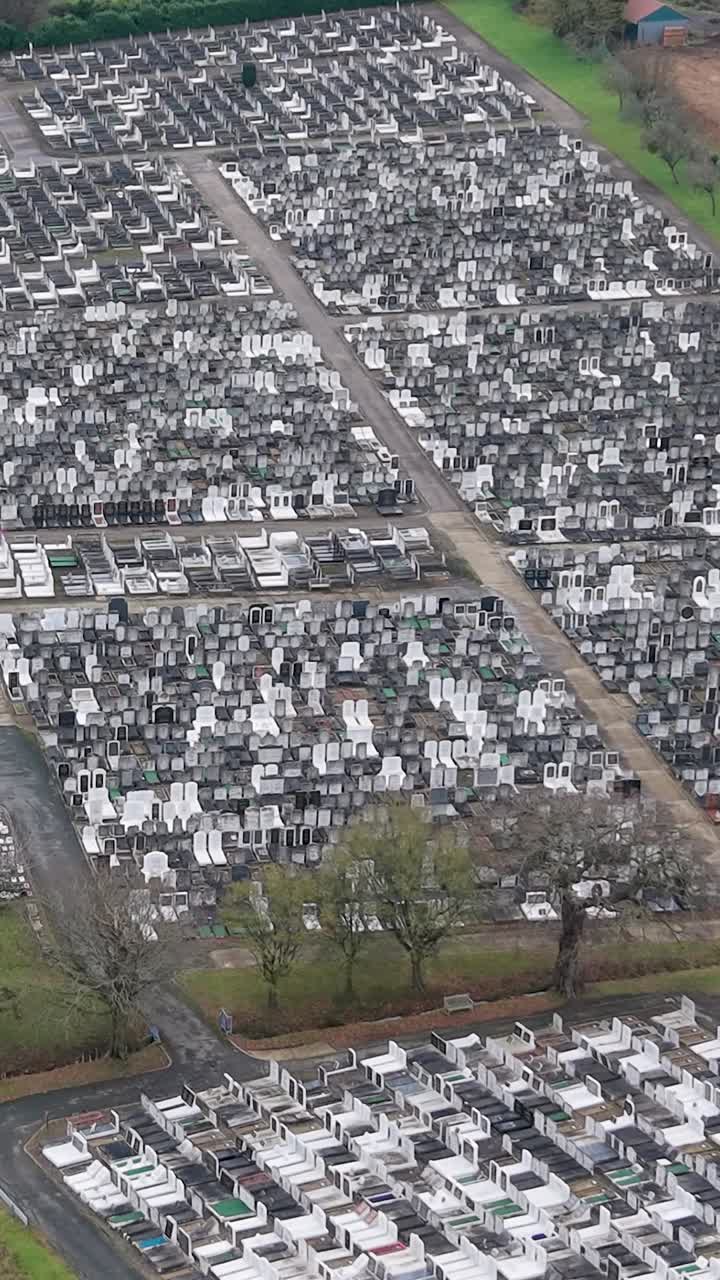 Volo verticale inverso di un drone sul cimitero ebraico di Waltham Cross