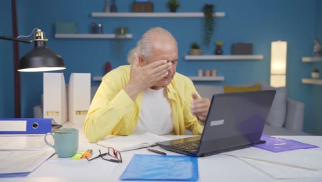 el anciano de la oficina tiene dolor en los ojos.