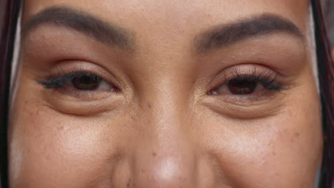 mujer, belleza y estudio de primer plano para los ojos