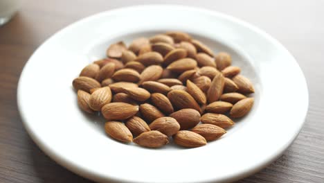 almendras en un plato blanco