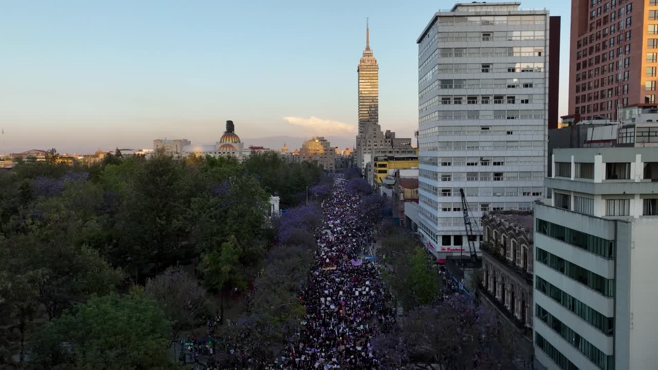 vista aérea de un desfile de protesta feminista en la ciudad de méxico, durante la puesta de sol