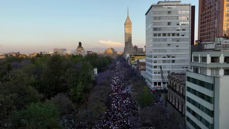 Vista-Aérea-De-Un-Desfile-De-Protesta-Feminista-En-La-Ciudad-De-México,-Durante-La-Puesta-De-Sol