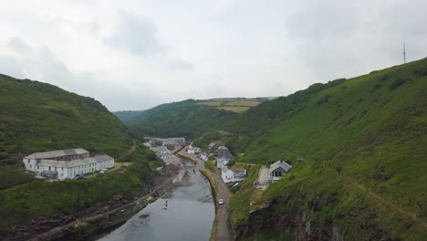 lot powietrzny nad historyczną wioską tintagel w kornwalii w anglii