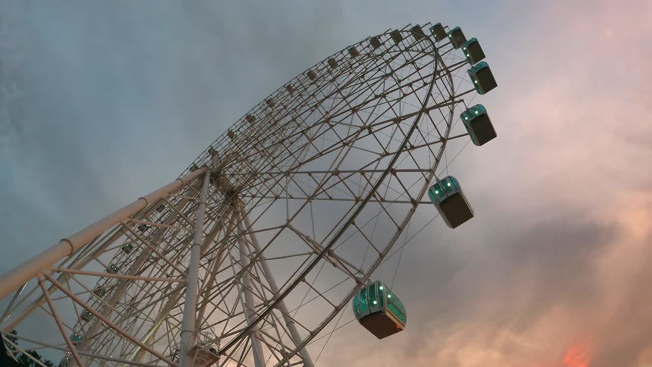 колесо обозрения в фоз-ду-игуасу, бразилия, на закате.